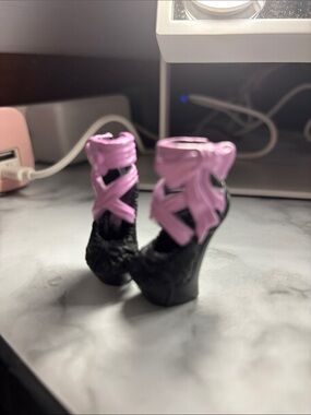 Ever After High swan shoes